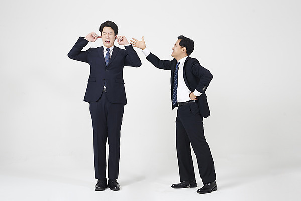 포토 JPG 스튜디오촬영 전신 남자 40대 중년 스트레스 실내 서기 누끼 정장 성인 두명 앞모습 옆모습 30대 한국인 분노 짜증 비즈니스맨 상사 귀막기 사회이슈 흰배경 부하 무시 왕따 남자만 갑질 억울 직장내괴롭힘 은따 폭언 국내포토 옷 감정 뷰포인트 백그라운드 컨셉 비즈니스 모션 사람 동양인 손짓 내부 장년 흰색 직장인 파일형식 언어폭력
