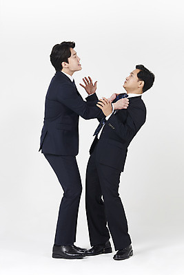 포토 JPG 스튜디오촬영 전신 남자 40대 중년 스트레스 실내 서기 누끼 정장 성인 두명 옆모습 30대 한국인 분노 비즈니스맨 상사 사회이슈 흰배경 부하 멱살 왕따 남자만 갑질 억울 직장내괴롭힘 은따 폭언 국내포토 옷 감정 뷰포인트 백그라운드 컨셉 비즈니스 모션 사람 동양인 내부 장년 흰색 직장인 파일형식 언어폭력