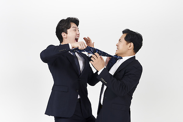 포토 JPG 스튜디오촬영 남자 40대 중년 넥타이 스트레스 실내 서기 누끼 정장 상반신 성인 두명 옆모습 30대 한국인 분노 비즈니스맨 상사 사회이슈 흰배경 싸움 부하 멱살 왕따 남자만 갑질 억울 직장내괴롭힘 은따 폭언 국내포토 잡화 옷 감정 뷰포인트 백그라운드 컨셉 비즈니스 모션 사람 동양인 내부 장년 흰색 직장인 파일형식 언어폭력