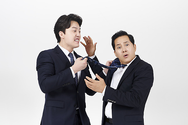 포토 JPG 스튜디오촬영 남자 40대 중년 넥타이 스트레스 실내 서기 누끼 정장 상반신 성인 두명 옆모습 30대 놀람 한국인 분노 비즈니스맨 상사 사회이슈 흰배경 싸움 부하 멱살 왕따 남자만 갑질 억울 직장내괴롭힘 은따 폭언 국내포토 잡화 옷 감정 뷰포인트 백그라운드 컨셉 비즈니스 모션 표정 사람 동양인 내부 장년 흰색 직장인 파일형식 언어폭력