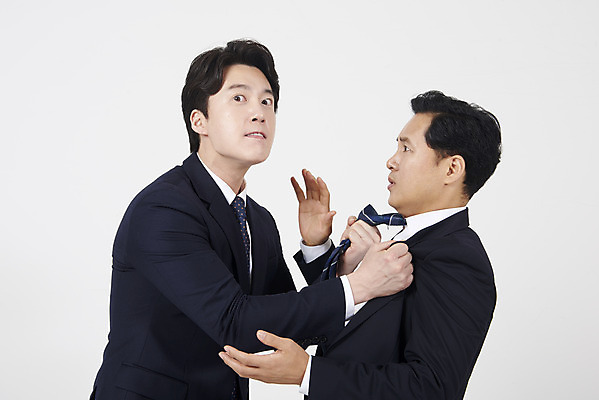 포토 JPG 스튜디오촬영 남자 40대 중년 넥타이 스트레스 실내 서기 누끼 정장 상반신 성인 두명 옆모습 30대 한국인 분노 비즈니스맨 상사 사회이슈 흰배경 싸움 부하 멱살 왕따 남자만 갑질 억울 직장내괴롭힘 은따 폭언 국내포토 잡화 옷 감정 뷰포인트 백그라운드 컨셉 비즈니스 모션 사람 동양인 내부 장년 흰색 직장인 파일형식 언어폭력