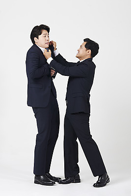 포토 JPG 스튜디오촬영 전신 남자 40대 중년 스트레스 실내 서기 누끼 정장 성인 두명 옆모습 30대 한국인 비즈니스맨 상사 무서움 사회이슈 흰배경 부하 멱살 왕따 남자만 갑질 직장내괴롭힘 은따 폭언 국내포토 옷 감정 뷰포인트 백그라운드 컨셉 비즈니스 모션 사람 동양인 내부 장년 흰색 직장인 파일형식 언어폭력