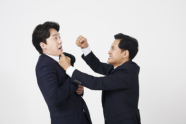 포토 JPG 스튜디오촬영 남자 40대 중년 스트레스 실내 서기 누끼 정장 상반신 성인 두명 옆모습 30대 주먹 한국인 분노 비즈니스맨 상사 무서움 사회이슈 흰배경 부하 멱살 왕따 남자만 갑질 직장내괴롭힘 은따 폭언 국내포토 옷 감정 뷰포인트 백그라운드 컨셉 비즈니스 모션 사람 동양인 내부 장년 흰색 직장인 파일형식 언어폭력
