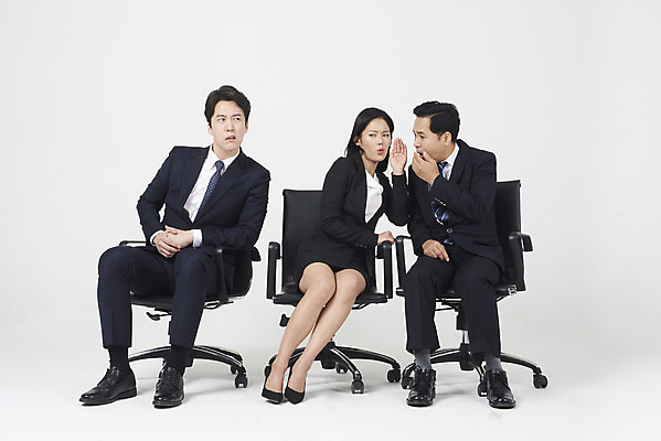 포토 JPG 스튜디오촬영 전신 여자 남자 40대 중년 스트레스 실내 누끼 앉기 정장 20대 성인 앞모습 세명 30대 한국인 비즈니스맨 비즈니스우먼 엿듣기 상사 귓속말 사회이슈 흰배경 부하 뒷담화 소문 왕따 갑질 직장내괴롭힘 은따 폭언 국내포토 옷 뷰포인트 백그라운드 컨셉 비즈니스 모션 사람 동양인 청년 내부 장년 흰색 직장인 험담 파일형식 언어폭력