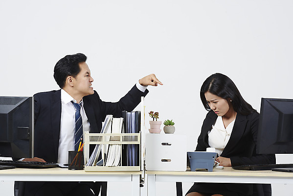 포토 JPG 스튜디오촬영 여자 남자 40대 중년 스트레스 실내 누끼 앉기 정장 상반신 20대 성인 두명 앞모습 한국인 가리킴 비즈니스맨 비즈니스우먼 상사 사회이슈 흰배경 부하 왕따 갑질 억울 직장내괴롭힘 은따 폭언 국내포토 옷 감정 뷰포인트 백그라운드 컨셉 비즈니스 모션 사람 동양인 손짓 청년 내부 흰색 직장인 파일형식 언어폭력