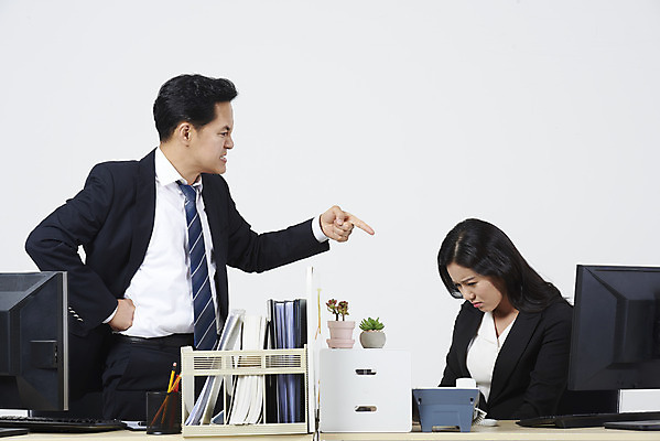 포토 JPG 스튜디오촬영 여자 남자 40대 중년 스트레스 실내 서기 누끼 정장 상반신 20대 성인 두명 앞모습 옆모습 한국인 분노 가리킴 비즈니스맨 비즈니스우먼 상사 사회이슈 흰배경 부하 왕따 갑질 억울 직장내괴롭힘 은따 폭언 국내포토 옷 감정 뷰포인트 백그라운드 컨셉 비즈니스 모션 사람 동양인 손짓 청년 내부 흰색 직장인 파일형식 언어폭력