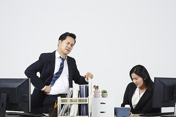 포토 JPG 스튜디오촬영 여자 남자 40대 중년 허리손 스트레스 실내 서기 누끼 정장 상반신 20대 성인 두명 앞모습 옆모습 눈감음 한국인 분노 비즈니스맨 비즈니스우먼 상사 사회이슈 흰배경 부하 왕따 갑질 억울 직장내괴롭힘 은따 폭언 국내포토 옷 감정 뷰포인트 포즈 백그라운드 컨셉 비즈니스 모션 사람 동양인 청년 내부 흰색 직장인 파일형식 언어폭력