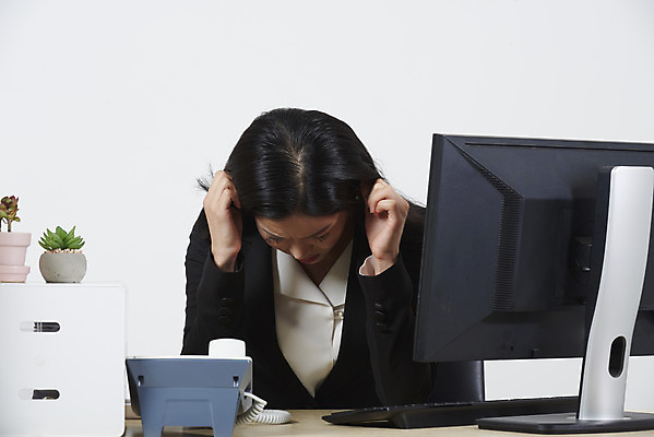 포토 JPG 스튜디오촬영 여자 스트레스 실내 한명 누끼 앉기 정장 상반신 20대 성인 앞모습 모니터 한국인 비즈니스우먼 좌절 사회이슈 흰배경 왕따 성인여자한명만 갑질 직장내괴롭힘 은따 폭언 국내포토 1 옷 감정 뷰포인트 백그라운드 컨셉 비즈니스 모션 사람 동양인 청년 내부 컴퓨터 흰색 직장인 여자한명만 성인여자만 파일형식 언어폭력