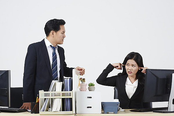 포토 JPG 스튜디오촬영 여자 남자 40대 중년 스트레스 실내 서기 누끼 정장 상반신 20대 성인 두명 앞모습 한국인 짜증 비즈니스맨 비즈니스우먼 상사 귀막기 사회이슈 흰배경 부하 무시 왕따 갑질 직장내괴롭힘 은따 폭언 국내포토 옷 감정 뷰포인트 백그라운드 컨셉 비즈니스 모션 사람 동양인 손짓 청년 내부 흰색 직장인 파일형식 언어폭력