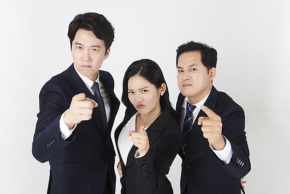 포토 JPG 스튜디오촬영 여자 남자 40대 중년 스트레스 실내 서기 누끼 정장 상반신 20대 성인 앞모습 세명 30대 하이앵글 한국인 가리킴 비즈니스맨 비즈니스우먼 상사 사회이슈 흰배경 부하 잔소리 왕따 갑질 직장내괴롭힘 은따 폭언 국내포토 옷 뷰포인트 백그라운드 컨셉 비즈니스 모션 사람 동양인 손짓 청년 내부 장년 흰색 직장인 파일형식 언어폭력