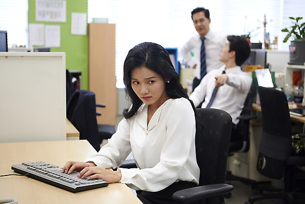 포토 JPG 여자 남자 40대 중년 회사 스트레스 실내 서기 앉기 정장 상반신 20대 성인 옆모습 아웃포커스 세명 30대 사무실 한국인 가리킴 비즈니스맨 비즈니스우먼 상사 사회이슈 괴로움 부하 눈치 뒷담화 왕따 험담 갑질 직장내괴롭힘 은따 폭언 국내포토 옷 감정 뷰포인트 컨셉 비즈니스 모션 촬영기법 사람 동양인 손짓 청년 내부 장년 직장인 파일형식 언어폭력