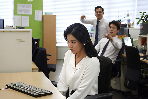 포토 JPG 여자 남자 40대 중년 회사 스트레스 실내 서기 앉기 정장 상반신 20대 성인 앞모습 옆모습 아웃포커스 세명 30대 사무실 한국인 가리킴 비즈니스맨 비즈니스우먼 상사 사회이슈 괴로움 부하 눈치 뒷담화 왕따 험담 갑질 직장내괴롭힘 은따 폭언 국내포토 옷 감정 뷰포인트 컨셉 비즈니스 모션 촬영기법 사람 동양인 손짓 청년 내부 장년 직장인 파일형식 언어폭력