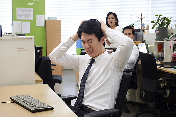 포토 JPG 여자 남자 40대 중년 회사 스트레스 실내 서기 앉기 정장 상반신 20대 성인 앞모습 옆모습 아웃포커스 세명 30대 사무실 한국인 분노 비즈니스맨 비즈니스우먼 상사 사회이슈 괴로움 부하 눈치 뒷담화 왕따 험담 갑질 직장내괴롭힘 은따 폭언 국내포토 옷 감정 뷰포인트 컨셉 비즈니스 모션 촬영기법 사람 동양인 청년 내부 장년 직장인 파일형식 언어폭력