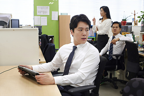 포토 JPG 여자 남자 40대 중년 회사 스트레스 실내 서기 앉기 정장 상반신 20대 성인 앞모습 옆모습 아웃포커스 세명 30대 사무실 한국인 비즈니스맨 비즈니스우먼 상사 사회이슈 괴로움 부하 눈치 뒷담화 왕따 험담 갑질 직장내괴롭힘 은따 폭언 국내포토 옷 감정 뷰포인트 컨셉 비즈니스 모션 촬영기법 사람 동양인 청년 내부 장년 직장인 파일형식 언어폭력