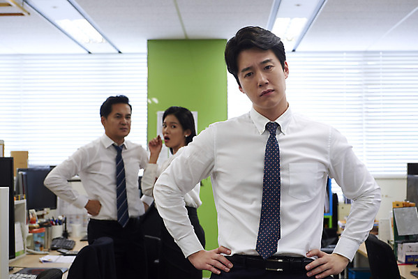 포토 JPG 여자 남자 40대 중년 회사 스트레스 실내 서기 정장 상반신 20대 성인 앞모습 세명 30대 사무실 한국인 분노 짜증 비즈니스맨 비즈니스우먼 상사 사회이슈 부하 뒷담화 왕따 험담 갑질 억울 직장내괴롭힘 은따 폭언 국내포토 옷 감정 뷰포인트 컨셉 비즈니스 모션 사람 동양인 청년 내부 장년 직장인 파일형식 언어폭력