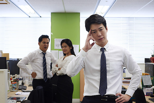 포토 JPG 여자 남자 40대 중년 회사 스트레스 실내 서기 정장 상반신 20대 성인 앞모습 세명 30대 사무실 한국인 분노 짜증 비즈니스맨 비즈니스우먼 상사 사회이슈 부하 두통 뒷담화 왕따 험담 갑질 억울 직장내괴롭힘 은따 폭언 국내포토 옷 감정 뷰포인트 컨셉 비즈니스 모션 사람 동양인 청년 내부 장년 직장인 질병 파일형식 언어폭력