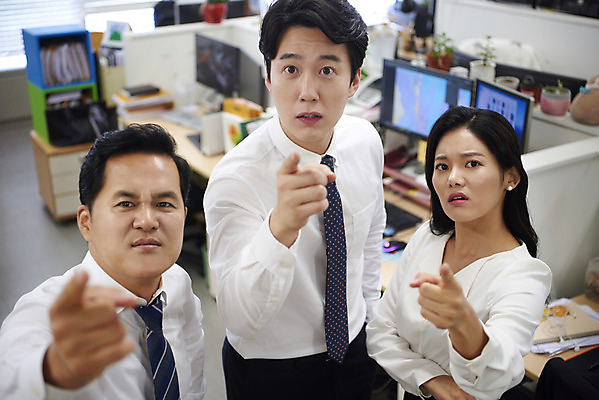 포토 JPG 여자 남자 40대 중년 회사 스트레스 실내 서기 정장 상반신 20대 성인 앞모습 세명 30대 하이앵글 사무실 한국인 비즈니스맨 비즈니스우먼 상사 사회이슈 부하 삿대질 왕따 갑질 직장내괴롭힘 은따 폭언 국내포토 옷 뷰포인트 컨셉 비즈니스 모션 사람 동양인 손짓 청년 내부 장년 직장인 파일형식 언어폭력