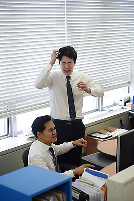 포토 JPG 남자 40대 중년 회사 스트레스 실내 서기 앉기 정장 상반신 성인 두명 앞모습 30대 사무실 한국인 분노 짜증 비즈니스맨 상사 사회이슈 부하 왕따 남자만 갑질 억울 직장내괴롭힘 은따 폭언 국내포토 옷 감정 뷰포인트 컨셉 비즈니스 모션 사람 동양인 내부 장년 직장인 파일형식 언어폭력