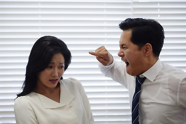 포토 JPG 여자 남자 40대 중년 회사 스트레스 실내 서기 정장 상반신 20대 성인 두명 앞모습 옆모습 사무실 외침 한국인 분노 가리킴 비즈니스맨 비즈니스우먼 상사 무서움 사회이슈 부하 삿대질 왕따 험담 갑질 직장내괴롭힘 은따 폭언 국내포토 옷 감정 뷰포인트 컨셉 비즈니스 모션 사람 동양인 손짓 청년 내부 소리 직장인 파일형식 언어폭력