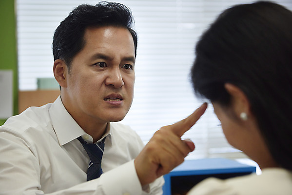 포토 JPG 여자 남자 40대 중년 회사 스트레스 실내 서기 정장 상반신 20대 성인 두명 앞모습 뒷모습 사무실 외침 한국인 분노 가리킴 비즈니스맨 비즈니스우먼 상사 무서움 사회이슈 부하 삿대질 왕따 험담 갑질 직장내괴롭힘 은따 폭언 국내포토 옷 감정 뷰포인트 컨셉 비즈니스 모션 사람 동양인 손짓 청년 내부 소리 직장인 파일형식 언어폭력