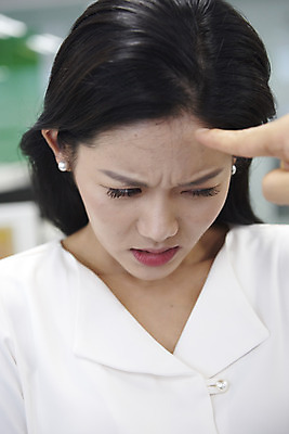 포토 JPG 여자 남자 40대 중년 회사 스트레스 실내 서기 정장 상반신 20대 성인 두명 앞모습 뒷모습 사무실 한국인 분노 가리킴 비즈니스맨 비즈니스우먼 상사 무서움 사회이슈 부하 삿대질 왕따 험담 갑질 직장내괴롭힘 은따 폭언 국내포토 옷 감정 뷰포인트 컨셉 비즈니스 모션 사람 동양인 손짓 청년 내부 직장인 파일형식 언어폭력