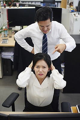 포토 JPG 여자 남자 40대 중년 회사 스트레스 실내 서기 앉기 정장 상반신 20대 성인 두명 앞모습 사무실 한국인 분노 짜증 비즈니스맨 비즈니스우먼 상사 귀막기 사회이슈 부하 무시 삿대질 왕따 갑질 억울 직장내괴롭힘 은따 폭언 국내포토 옷 감정 뷰포인트 컨셉 비즈니스 모션 사람 동양인 손짓 청년 내부 직장인 파일형식 언어폭력