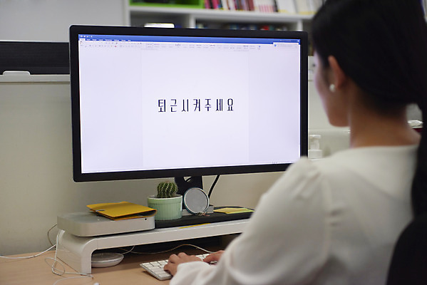 포토 JPG 여자 회사 스트레스 실내 피곤 한명 앉기 정장 상반신 20대 성인 뒷모습 사무실 모니터 희망 한국인 비즈니스우먼 사회이슈 퇴근 야근 왕따 성인여자한명만 갑질 칼퇴근 직장내괴롭힘 은따 국내포토 1 옷 감정 뷰포인트 컨셉 비즈니스 모션 사람 동양인 청년 내부 컴퓨터 업무 직장인 출퇴근 여자한명만 성인여자만 파일형식