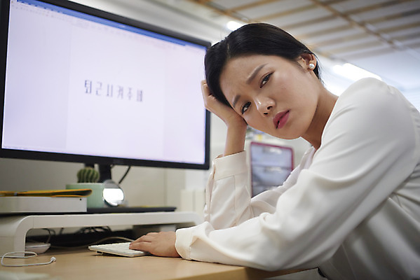 포토 JPG 여자 회사 스트레스 실내 피곤 한명 앉기 정장 상반신 20대 성인 옆모습 사무실 모니터 희망 한국인 비즈니스우먼 사회이슈 퇴근 야근 왕따 힘듦 성인여자한명만 갑질 칼퇴근 직장내괴롭힘 은따 국내포토 1 옷 감정 뷰포인트 컨셉 비즈니스 모션 사람 동양인 청년 내부 컴퓨터 업무 직장인 출퇴근 여자한명만 성인여자만 파일형식