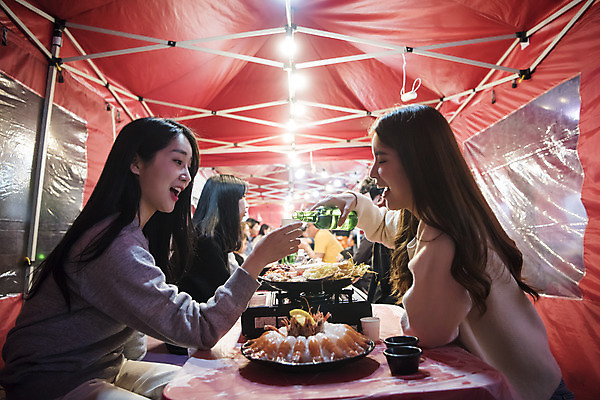 포토 JPG 우먼라이프 여자 여행 앉기 상반신 20대 성인 야외 두명 옆모습 관광지 친구 봄 우정 낭만 한국인 야간 안주 즐거움 야식 소주 여수 국내여행 봄여행 포장마차 성인여자만 딱새우 국내포토 자연요소 라이프스타일 계절 감정 뷰포인트 컨셉 관계 모션 새우 주류 사람 동양인 청년 식당 전라남도 여자만 성인만 파일형식