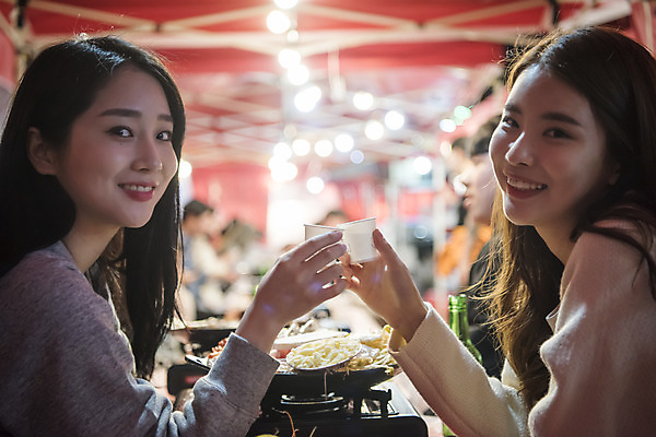 포토 JPG 우먼라이프 여자 여행 미소 앉기 상반신 20대 성인 야외 두명 옆모습 관광지 친구 봄 우정 낭만 한국인 야간 즐거움 건배 야식 소주 여수 국내여행 봄여행 포장마차 성인여자만 국내포토 자연요소 라이프스타일 계절 감정 뷰포인트 컨셉 관계 모션 주류 표정 사람 동양인 청년 식당 전라남도 여자만 성인만 파일형식