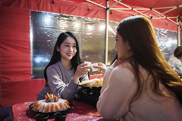포토 JPG 우먼라이프 여자 여행 미소 앉기 상반신 20대 성인 야외 두명 앞모습 뒷모습 관광지 친구 봄 우정 낭만 한국인 야간 안주 즐거움 건배 야식 소주 여수 국내여행 봄여행 포장마차 성인여자만 딱새우 국내포토 자연요소 라이프스타일 계절 감정 뷰포인트 컨셉 관계 모션 새우 주류 표정 사람 동양인 청년 식당 전라남도 여자만 성인만 파일형식