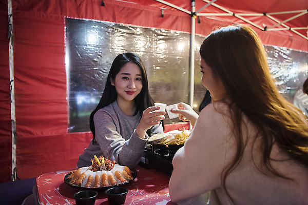 포토 JPG 우먼라이프 여자 여행 미소 앉기 상반신 20대 성인 야외 두명 앞모습 뒷모습 관광지 친구 봄 우정 낭만 한국인 야간 안주 즐거움 건배 야식 소주 여수 국내여행 봄여행 포장마차 성인여자만 딱새우 국내포토 자연요소 라이프스타일 계절 감정 뷰포인트 컨셉 관계 모션 새우 주류 표정 사람 동양인 청년 식당 전라남도 여자만 성인만 파일형식