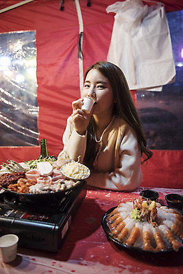 포토 JPG 우먼라이프 여자 여행 한명 앉기 상반신 20대 성인 야외 앞모습 관광지 봄 낭만 한국인 마시기 야간 안주 즐거움 야식 소주 여수 국내여행 봄여행 삼합 포장마차 성인여자한명만 딱새우 국내포토 자연요소 1 라이프스타일 계절 감정 음식 뷰포인트 컨셉 모션 새우 주류 사람 동양인 청년 식당 전라남도 여자한명만 성인여자만 파일형식