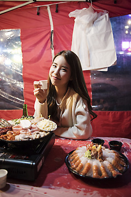 포토 JPG 우먼라이프 여자 여행 한명 들기 앉기 상반신 20대 성인 야외 앞모습 관광지 봄 낭만 한국인 야간 안주 즐거움 야식 소주 여수 국내여행 봄여행 삼합 포장마차 성인여자한명만 딱새우 국내포토 자연요소 1 라이프스타일 계절 감정 음식 뷰포인트 컨셉 모션 새우 주류 사람 동양인 청년 식당 전라남도 여자한명만 성인여자만 파일형식