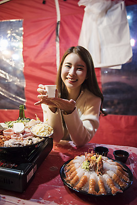 포토 JPG 우먼라이프 여자 여행 한명 미소 들기 앉기 상반신 20대 성인 야외 앞모습 관광지 봄 낭만 한국인 야간 안주 즐거움 야식 소주 여수 국내여행 봄여행 삼합 포장마차 성인여자한명만 딱새우 국내포토 자연요소 1 라이프스타일 계절 감정 음식 뷰포인트 컨셉 모션 새우 주류 표정 사람 동양인 청년 식당 전라남도 여자한명만 성인여자만 파일형식