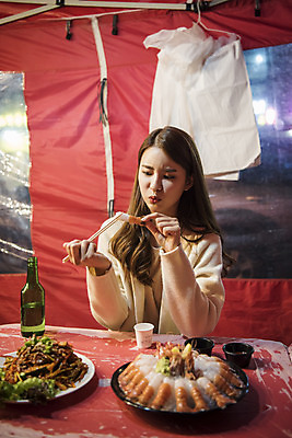 포토 JPG 우먼라이프 여자 여행 한명 들기 앉기 상반신 20대 성인 야외 앞모습 관광지 봄 낭만 한국인 야간 안주 즐거움 야식 소주 여수 국내여행 봄여행 삼합 포장마차 성인여자한명만 딱새우 국내포토 자연요소 1 라이프스타일 계절 감정 음식 뷰포인트 컨셉 모션 새우 주류 사람 동양인 청년 식당 전라남도 여자한명만 성인여자만 파일형식