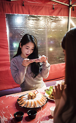 포토 JPG 우먼라이프 여자 여행 앉기 상반신 20대 성인 야외 두명 앞모습 뒷모습 관광지 친구 스마트폰 사진촬영 봄 우정 낭만 한국인 야간 안주 즐거움 야식 여수 국내여행 봄여행 포장마차 성인여자만 국내포토 자연요소 라이프스타일 계절 감정 뷰포인트 컨셉 관계 모션 사람 동양인 청년 핸드폰 스마트기기 식당 촬영 전라남도 여자만 성인만 파일형식