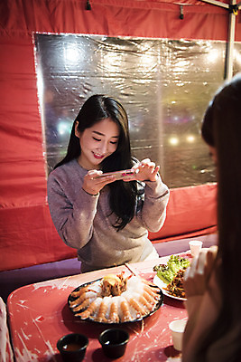 포토 JPG 우먼라이프 여자 여행 앉기 상반신 20대 성인 야외 두명 앞모습 뒷모습 관광지 친구 스마트폰 사진촬영 봄 우정 낭만 한국인 야간 안주 즐거움 야식 여수 국내여행 봄여행 포장마차 성인여자만 국내포토 자연요소 라이프스타일 계절 감정 뷰포인트 컨셉 관계 모션 사람 동양인 청년 핸드폰 스마트기기 식당 촬영 전라남도 여자만 성인만 파일형식