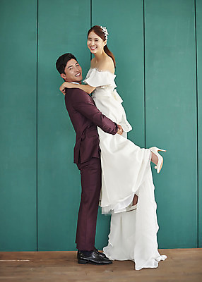 포토 JPG 스튜디오촬영 전신 부부 커플 여자 남자 행복 신부 웨딩드레스 신랑 결혼 안기 실내 사랑 서기 미소 들기 정장 턱시도 20대 성인 두명 옆모습 30대 다정 한국인 즐거움 성인만 웨딩촬영 국내포토 드레스 옷 감정 뷰포인트 컨셉 관계 모션 표정 사람 동양인 이벤트 청년 내부 장년 기념사진 파일형식