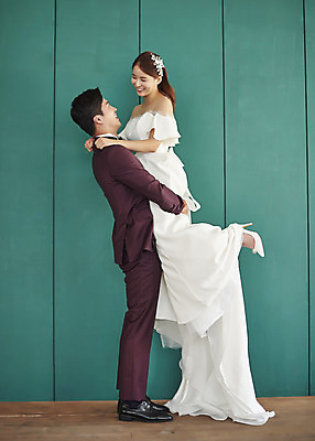 포토 JPG 스튜디오촬영 전신 부부 커플 여자 남자 행복 신부 웨딩드레스 신랑 결혼 안기 실내 사랑 서기 미소 들기 정장 턱시도 20대 성인 두명 옆모습 30대 마주보기 다정 한국인 즐거움 성인만 웨딩촬영 국내포토 드레스 옷 감정 뷰포인트 컨셉 관계 모션 표정 사람 동양인 이벤트 청년 내부 장년 기념사진 파일형식