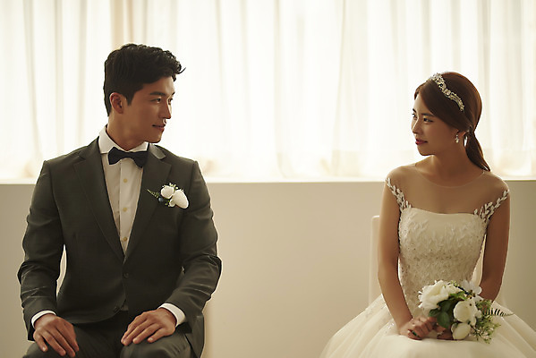 포토 JPG 스튜디오촬영 부부 커플 여자 남자 행복 신부 부케 웨딩드레스 신랑 결혼 실내 사랑 미소 앉기 정장 턱시도 상반신 20대 성인 두명 앞모습 30대 마주보기 다정 한국인 성인만 웨딩촬영 국내포토 드레스 옷 감정 뷰포인트 꽃다발 컨셉 관계 모션 표정 사람 동양인 이벤트 청년 내부 장년 기념사진 파일형식