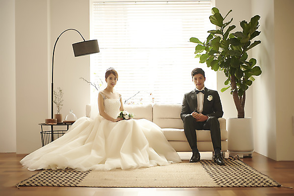 포토 JPG 스튜디오촬영 전신 부부 커플 여자 남자 행복 화분 신부 부케 웨딩드레스 신랑 결혼 실내 사랑 미소 앉기 정장 턱시도 20대 성인 두명 앞모습 30대 다정 한국인 성인만 웨딩촬영 국내포토 드레스 옷 감정 뷰포인트 꽃다발 컨셉 관계 모션 표정 사람 동양인 이벤트 청년 내부 장년 기념사진 파일형식