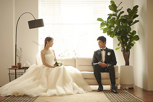 포토 JPG 스튜디오촬영 전신 부부 커플 여자 남자 행복 화분 신부 부케 웨딩드레스 신랑 결혼 실내 사랑 미소 앉기 정장 턱시도 20대 성인 두명 앞모습 30대 마주보기 다정 한국인 성인만 웨딩촬영 국내포토 드레스 옷 감정 뷰포인트 꽃다발 컨셉 관계 모션 표정 사람 동양인 이벤트 청년 내부 장년 기념사진 파일형식