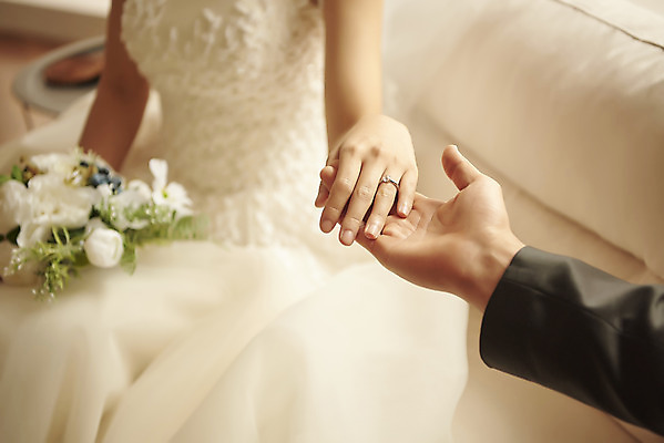 포토 JPG 스튜디오촬영 손 부부 커플 여자 남자 행복 신부 부케 웨딩드레스 신랑 결혼 실내 사랑 앉기 정장 턱시도 상반신 20대 성인 두명 신체부위 30대 손잡기 다정 한국인 결혼반지 성인만 웨딩촬영 국내포토 드레스 옷 감정 꽃다발 컨셉 관계 모션 사람 동양인 이벤트 청년 내부 장년 반지 기념사진 파일형식