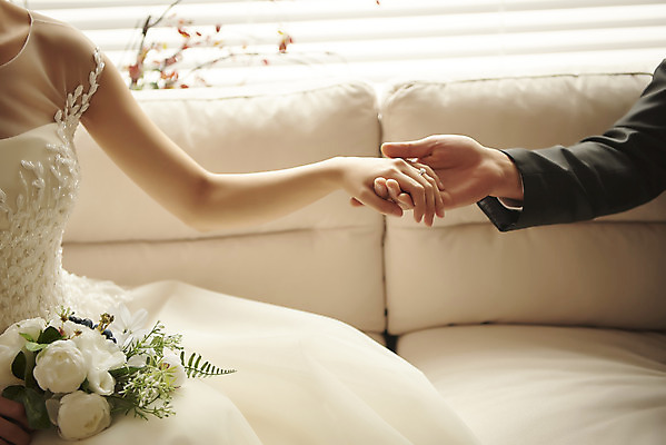 포토 JPG 스튜디오촬영 손 부부 커플 여자 남자 행복 신부 부케 웨딩드레스 신랑 결혼 실내 사랑 앉기 정장 턱시도 상반신 20대 성인 두명 신체부위 30대 손잡기 다정 한국인 결혼반지 성인만 웨딩촬영 국내포토 드레스 옷 감정 꽃다발 컨셉 관계 모션 사람 동양인 이벤트 청년 내부 장년 반지 기념사진 파일형식