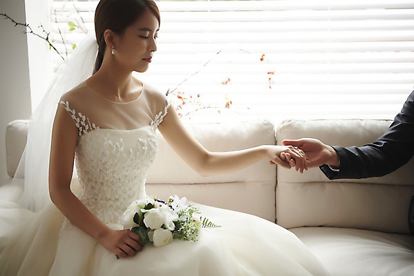 포토 JPG 스튜디오촬영 손 부부 커플 여자 남자 행복 신부 부케 웨딩드레스 신랑 결혼 실내 사랑 앉기 정장 턱시도 상반신 20대 성인 두명 앞모습 신체부위 30대 손잡기 다정 한국인 결혼반지 성인만 웨딩촬영 국내포토 드레스 옷 감정 뷰포인트 꽃다발 컨셉 관계 모션 사람 동양인 이벤트 청년 내부 장년 반지 기념사진 파일형식