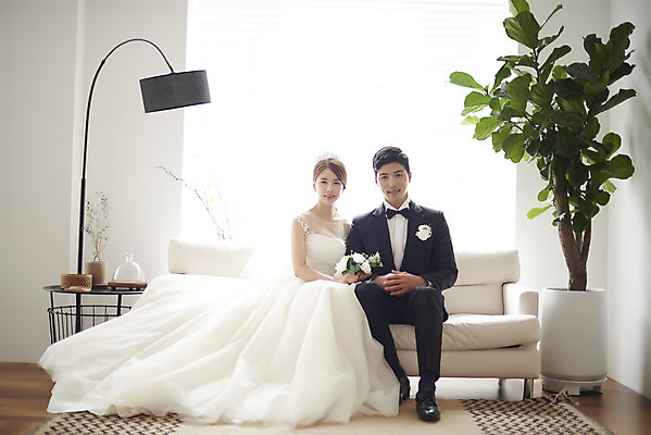 포토 JPG 스튜디오촬영 전신 부부 커플 여자 남자 행복 화분 신부 부케 웨딩드레스 신랑 결혼 실내 사랑 미소 앉기 정장 턱시도 20대 성인 두명 앞모습 30대 팔짱 다정 한국인 성인만 웨딩촬영 국내포토 드레스 옷 감정 뷰포인트 꽃다발 컨셉 관계 모션 표정 사람 동양인 이벤트 청년 내부 장년 기념사진 파일형식