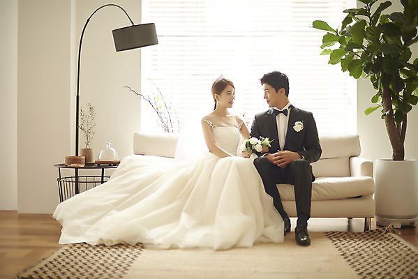 포토 JPG 스튜디오촬영 전신 부부 커플 여자 남자 행복 화분 신부 부케 웨딩드레스 신랑 결혼 실내 사랑 미소 앉기 정장 턱시도 20대 성인 두명 앞모습 30대 마주보기 팔짱 다정 한국인 성인만 웨딩촬영 국내포토 드레스 옷 감정 뷰포인트 꽃다발 컨셉 관계 모션 표정 사람 동양인 이벤트 청년 내부 장년 기념사진 파일형식