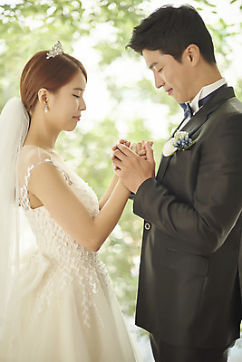 포토 JPG 스튜디오촬영 부부 커플 여자 남자 행복 신부 웨딩드레스 신랑 결혼 실내 사랑 서기 미소 정장 턱시도 상반신 20대 성인 두명 옆모습 30대 눈감음 손잡기 다정 한국인 성인만 웨딩촬영 국내포토 드레스 옷 감정 뷰포인트 컨셉 관계 모션 표정 사람 동양인 이벤트 청년 내부 장년 기념사진 파일형식