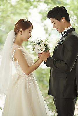 포토 JPG 스튜디오촬영 부부 커플 여자 남자 행복 신부 부케 웨딩드레스 신랑 결혼 실내 사랑 서기 미소 정장 턱시도 상반신 20대 성인 두명 옆모습 30대 손잡기 다정 한국인 성인만 웨딩촬영 국내포토 드레스 옷 감정 뷰포인트 꽃다발 컨셉 관계 모션 표정 사람 동양인 이벤트 청년 내부 장년 기념사진 파일형식